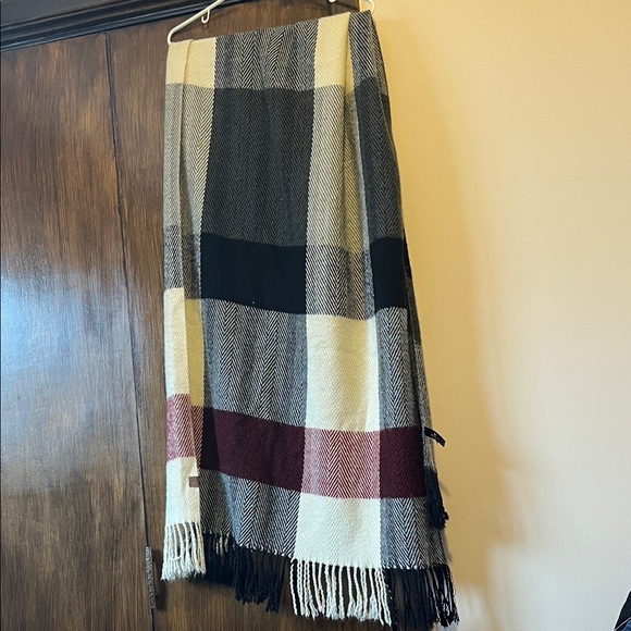 Elegant Large Plaid Scarf in Black, Cream, and Red - Picture 1 of 8